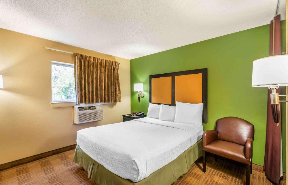 Queen Studio with One Queen Bed - Disability Access/Non-Smoking interior